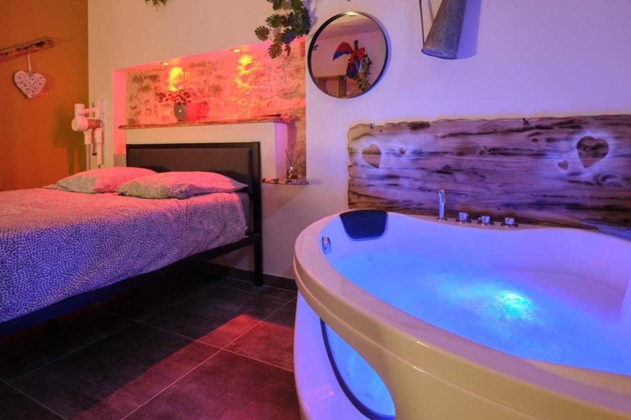 Place Carnot - Studio Tout Equipe Avec Jacuzzi Proche Toutes Commodites Carcassonne Exterior foto